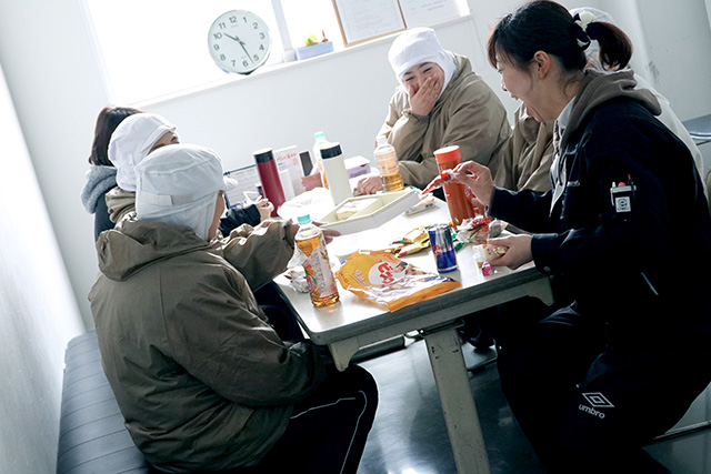 昼食の様子の写真