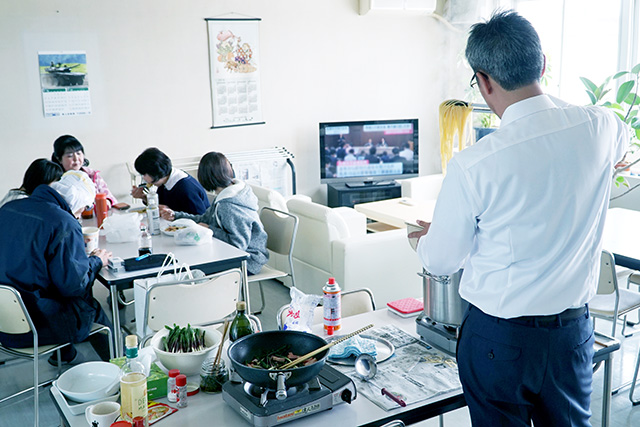 昼食の様子の写真